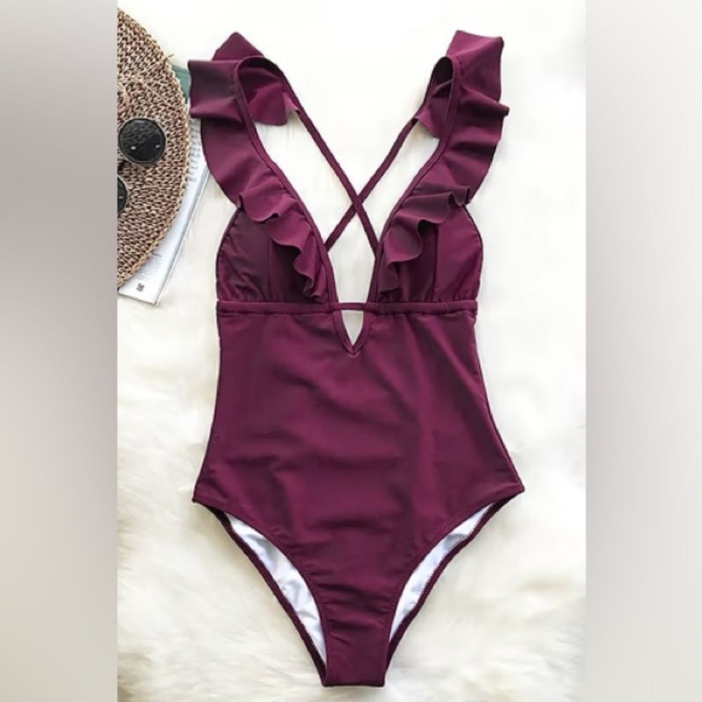 NWT Cupshe Heart Falbala Ruffle One-piece Swimsuit - Size Large